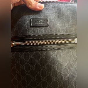 Gucci messenger bag large size . Original Gucci messenger bag with duffel bag